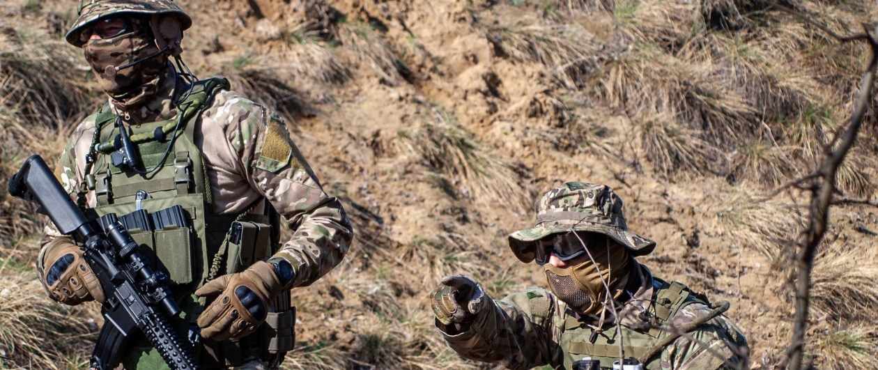 Airsoft GURU Adamecz János interjú airsoft játék közben