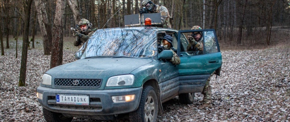 Nagykáta airsoft park játékosok terepjáróban autóban toyota