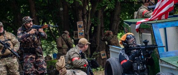 Nagykáta airsoft park játékosok védik a helyüket főnix terepjáró