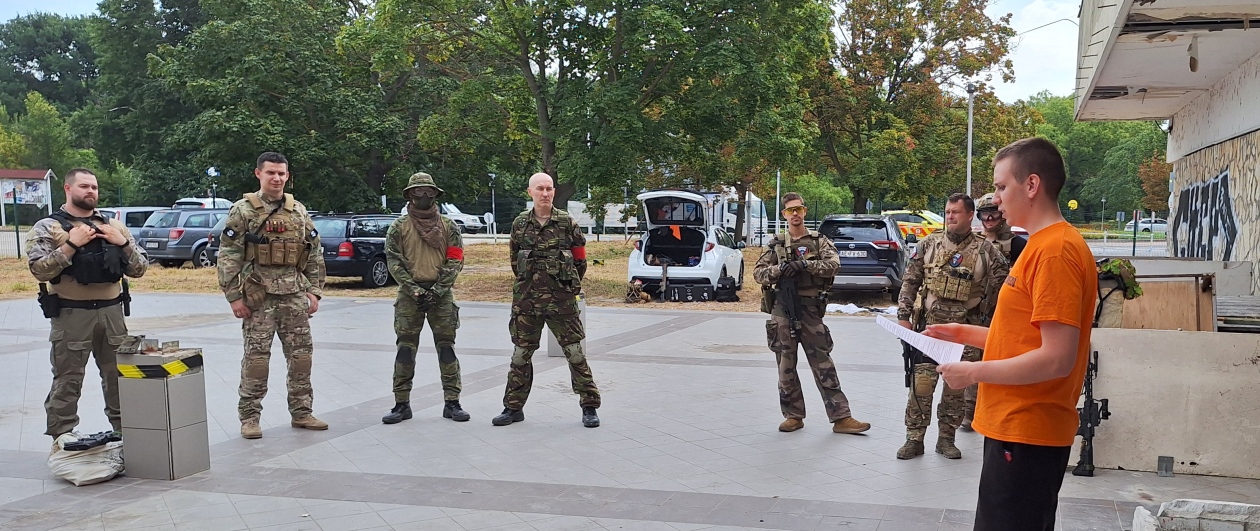 Tihon Tamás játékot vezet Ifi Airsoft Velence és a játékosok