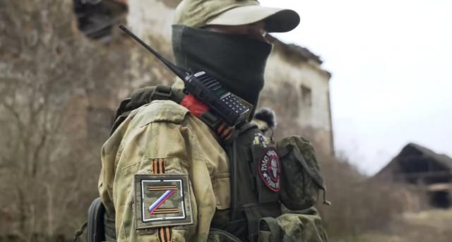 Airsoft játékos beültözve 444 lejárató kampány vagy görbe tükör 