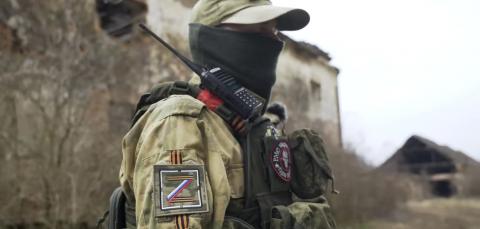 Airsoft játékos beültözve 444 lejárató kampány vagy görbe tükör 